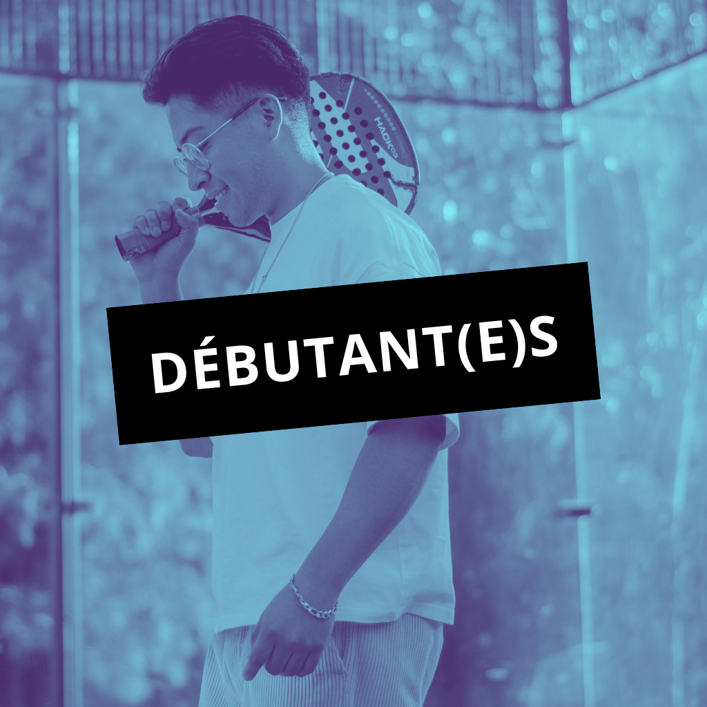 Un joueur débutant le padel dans une ambiance conviviale à Paris