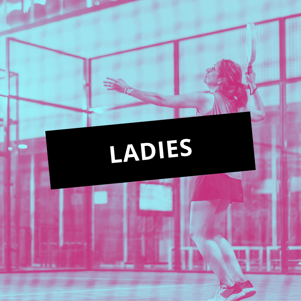 Une joueuse de padel en action sur le court, énergie et convivialité à Paris